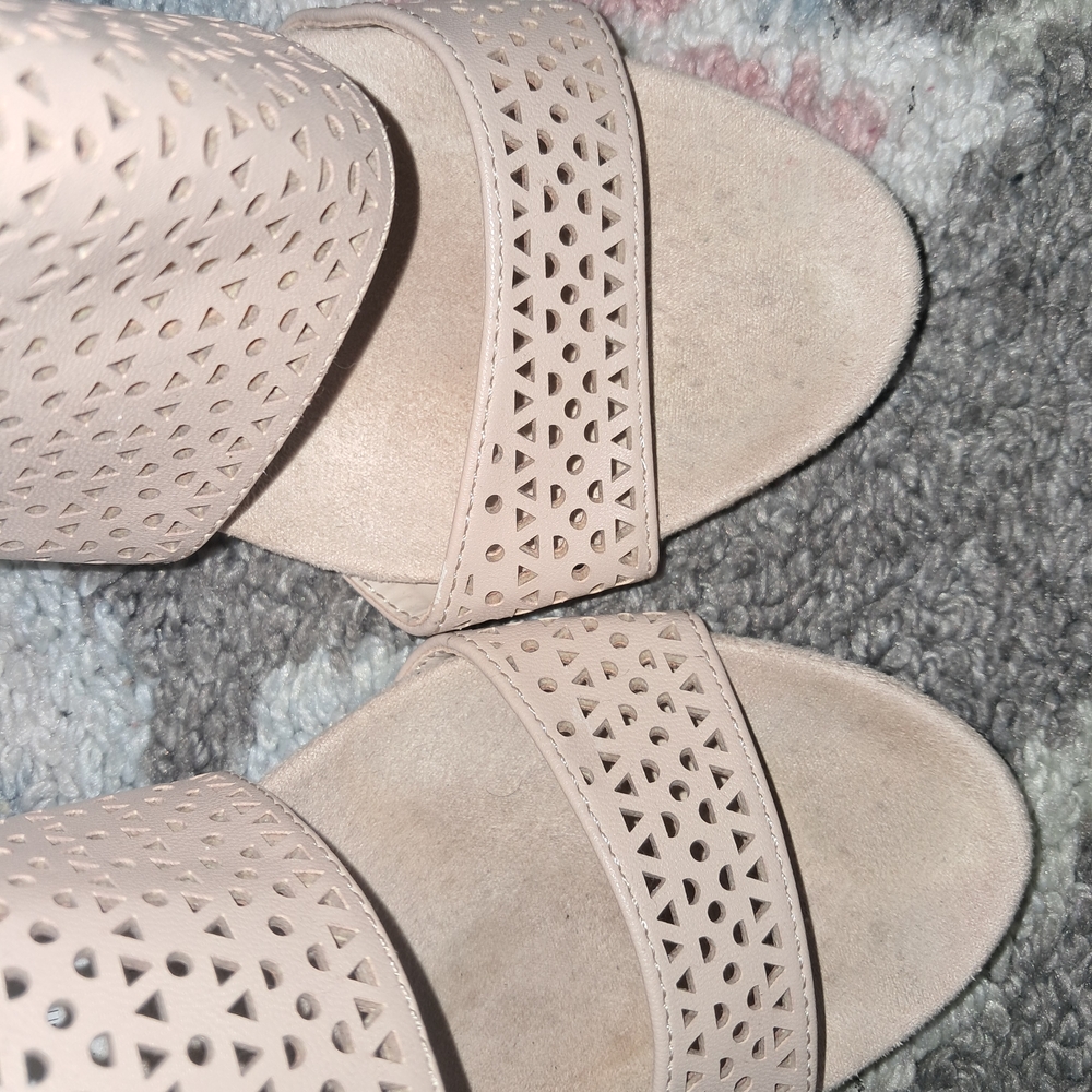 EUC Jones New York Cream Perforated Wedge Sandals 7.5